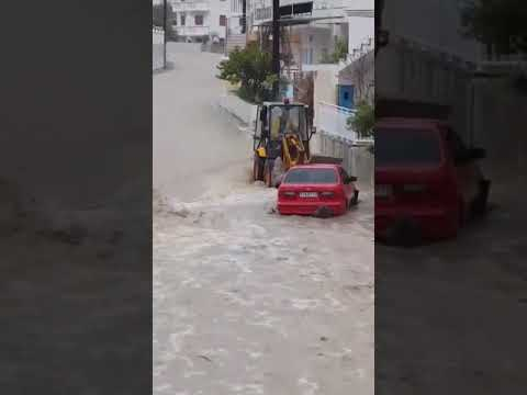 Водна стихия помете остров Крит (ВИДЕО)