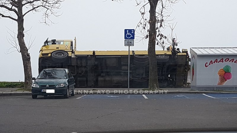 Зрелищни СНИМКИ: Какво се случи с камион с кран в Бургас