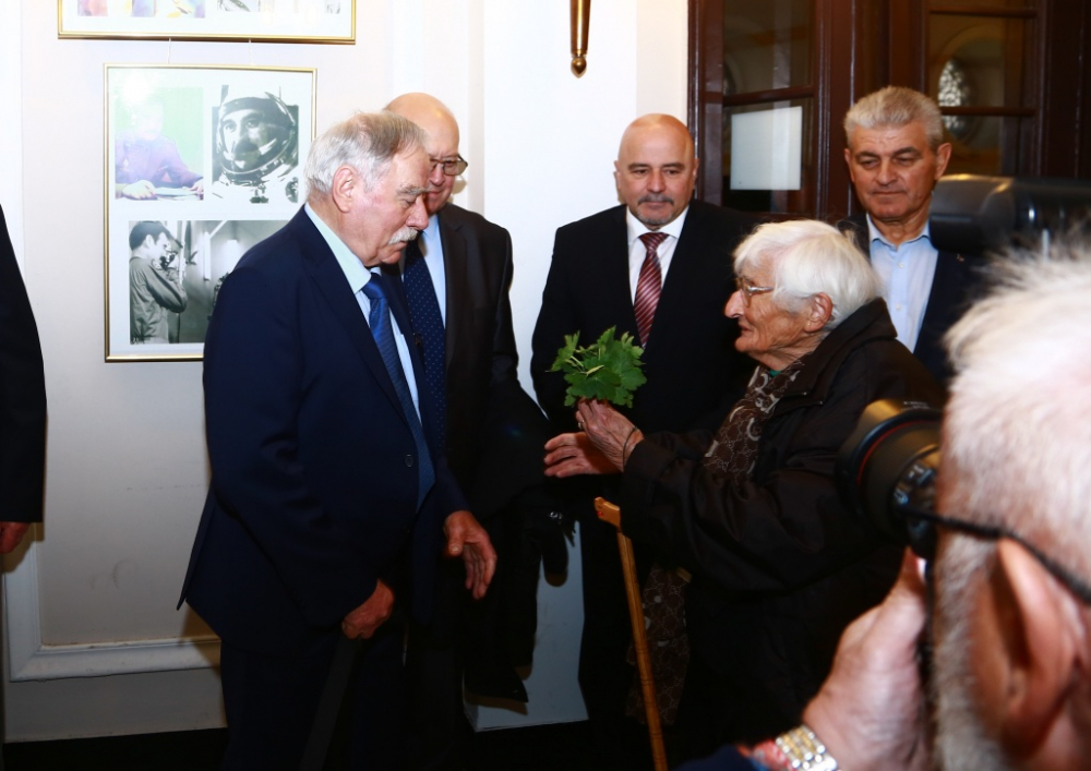 Фоторепортаж в БЛИЦ в чест на 40-годишнината от първия полет на български космонавт 