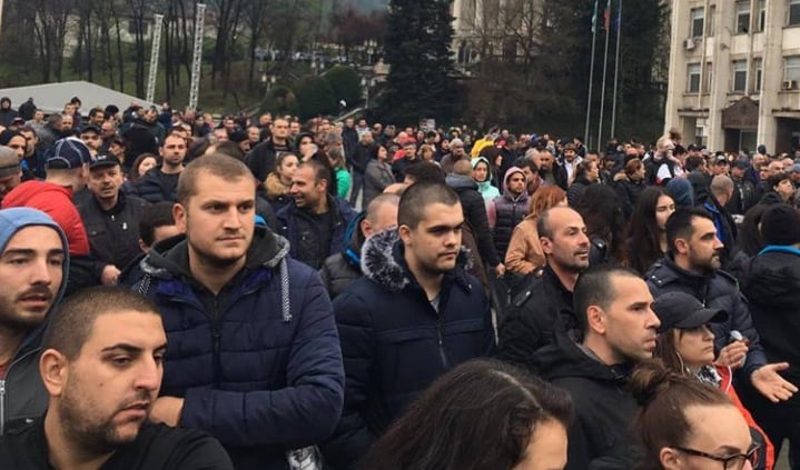 Слух: Голяма тумба цигани пътува към Габрово, ще става страшно (СНИМКИ)