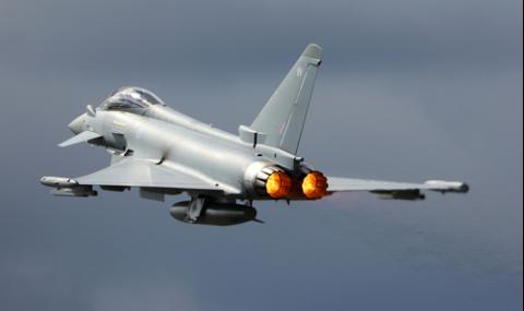 Изтребители Eurofighter гонят самолет над Балканите