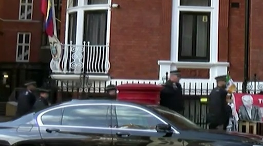 Задържан приятел на Асандж опита да напусне Еквадор преди ареста (ВИДЕО)