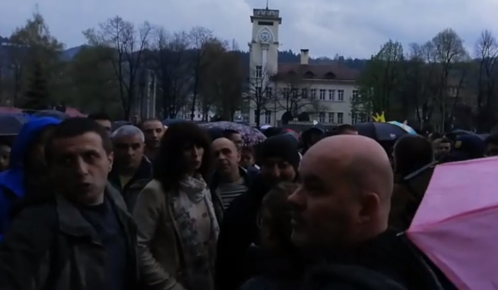 В Габрово пак ври и кипи, във Фейсбук зоват за мъст срещу ромите (НА ЖИВО)