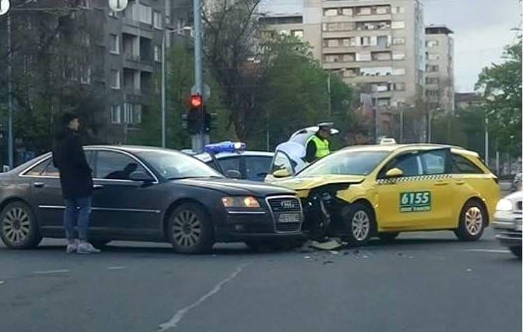 Тежка катастрофа в Пловдив, свидетели бинтоват главата на пострадал (СНИМКИ)