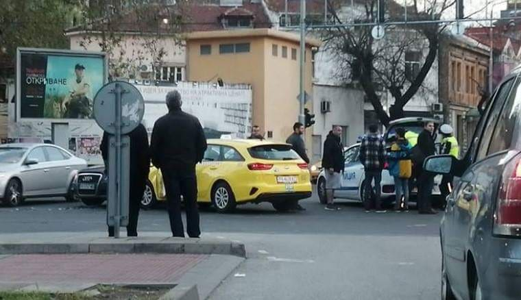 Тежка катастрофа в Пловдив, свидетели бинтоват главата на пострадал (СНИМКИ)