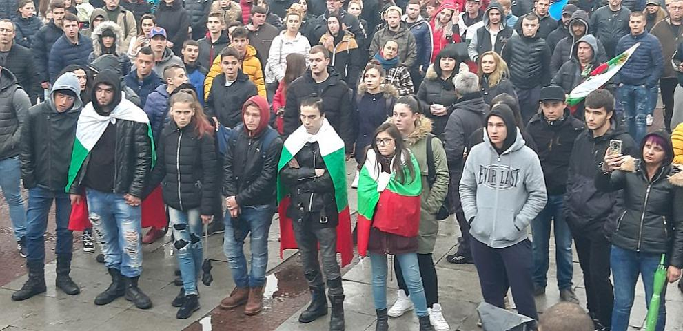 Битият магазинер е в центъра на протеста в Габрово, градът е заварден (НА ЖИВО)