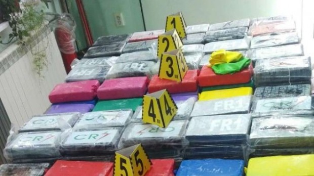 Стана ясно какво означават странните лога на пакетите с кока в Черно море