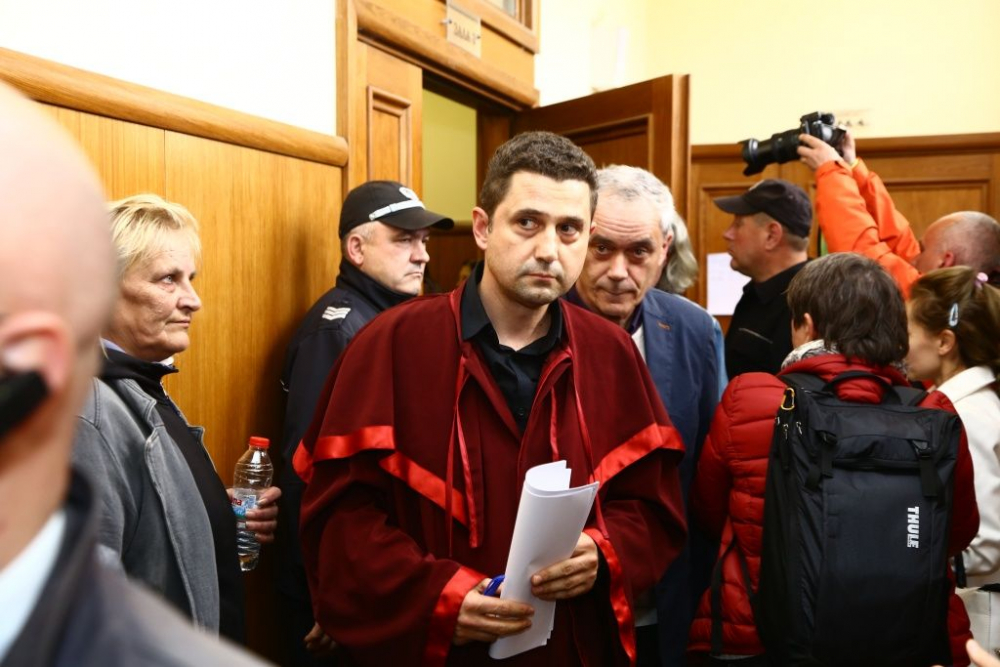 ФОТОРЕПОРТАЖ В БЛИЦ! Самодоволната усмивка на Иванчева посърна (СНИМКИ)