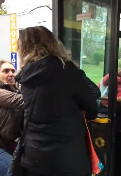 Брутално грозна сцена в столичния градски транспорт (ВИДЕО)