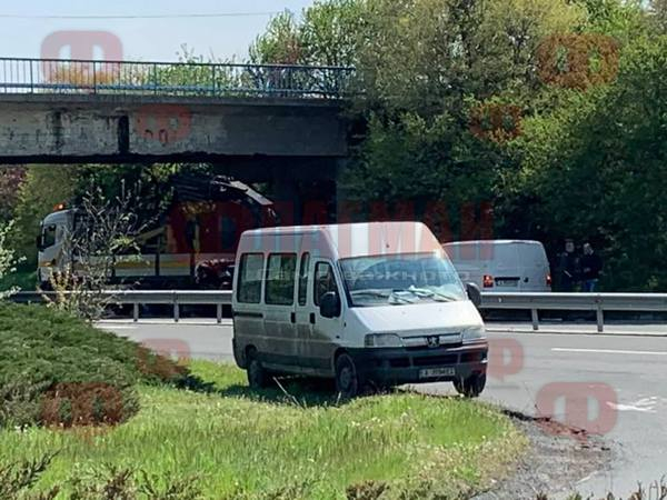 Извънредно! Камион се заклещи под надлеза за Черноморец (СНИМКИ)