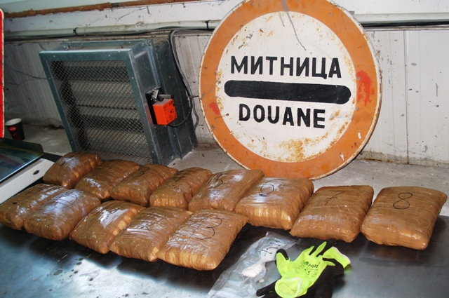 Митничари се хванаха за главата от откритото в тайник на "Пежо" (СНИМКИ)