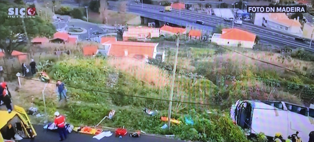 Огромна трагедия с туристически автобус на о-в Мадейра, спасители вадят тела 