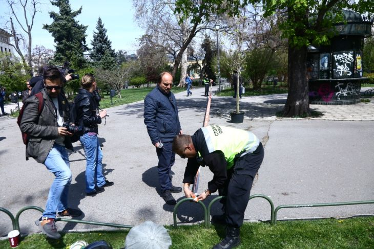 Първо в БЛИЦ TV! Отцепиха внезапно градинката пред Народния театър в София (СНИМКИ)