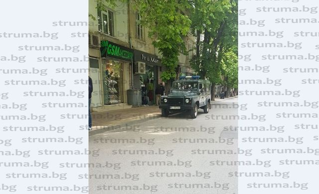 Екшън: Гъмжи от ченгета в Сандански заради...