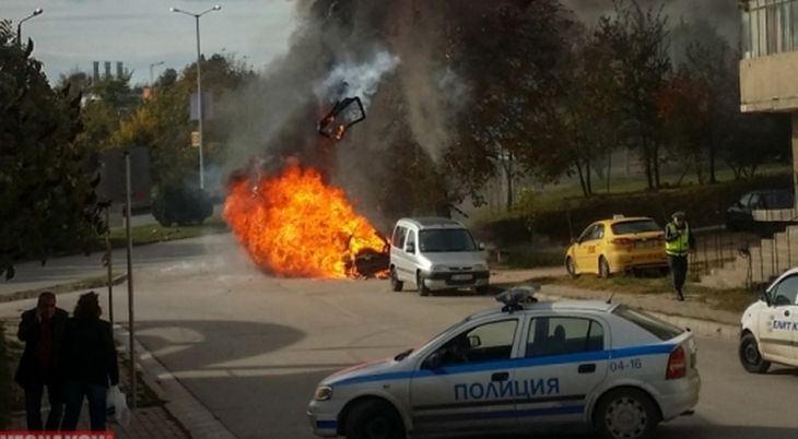 Ексклузивно в БЛИЦ! Кола се взриви в движение на столично кръгово (СНИМКИ/ВИДЕО)