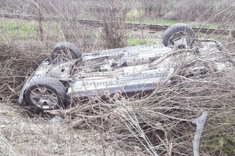 Зрелище! Син на дървен бос вози авери с БМВ, но се обърна по таван