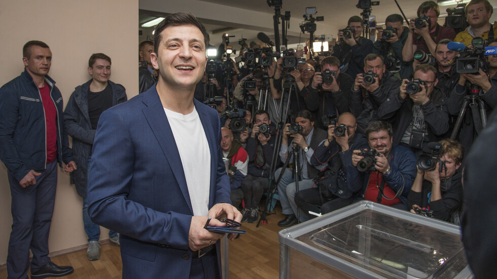 Зеленски с шокираща преднина пред Порошенко 