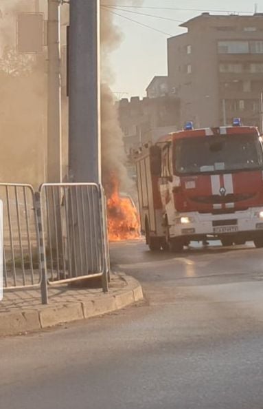 Извънредно и първо в БЛИЦ! Огнен ад в София до Румънското посолство (СНИМКА)