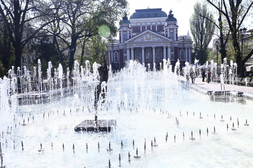 Фоторепортаж в БЛИЦ: Гореща сесия на девойки пред Народния театър в София!