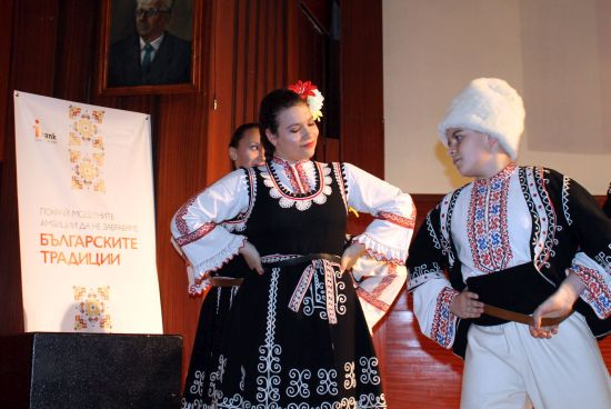Инвестбанк дари на ученици от музикалното училище в Котел нови  носии за Лазаровден 