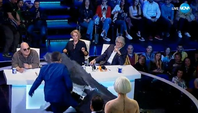Шок на сцената на "Капките"! Декор се срути върху водещите и журито! (СНИМКИ)