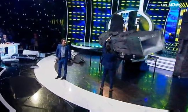 Шок на сцената на "Капките"! Декор се срути върху водещите и журито! (СНИМКИ)