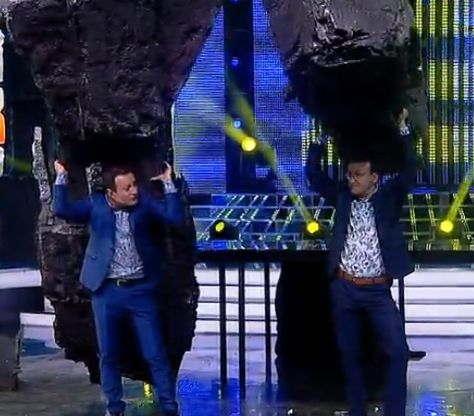 Шок на сцената на "Капките"! Декор се срути върху водещите и журито! (СНИМКИ)