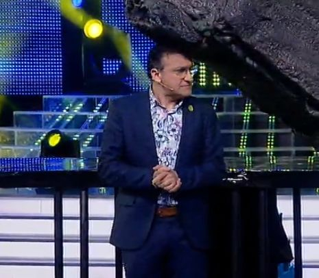Шок на сцената на "Капките"! Декор се срути върху водещите и журито! (СНИМКИ)