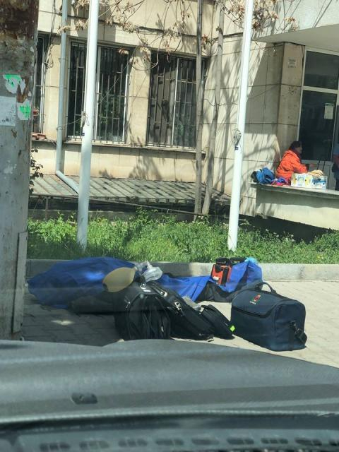 Шок и ужас! Пациент, изписан от 5-та градска в София, умря пред входа ѝ, викат линейка да го спасява