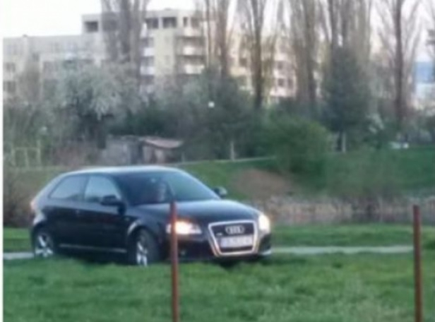Девойката с аудито отвърна на удара на жената с бебето, стана грозно