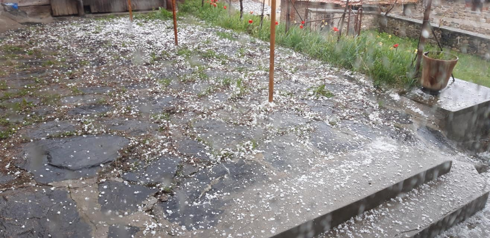 Градушка колкото орех помля Смолянско и Софийско, улиците побеляха (СНИМКИ/ВИДЕО)