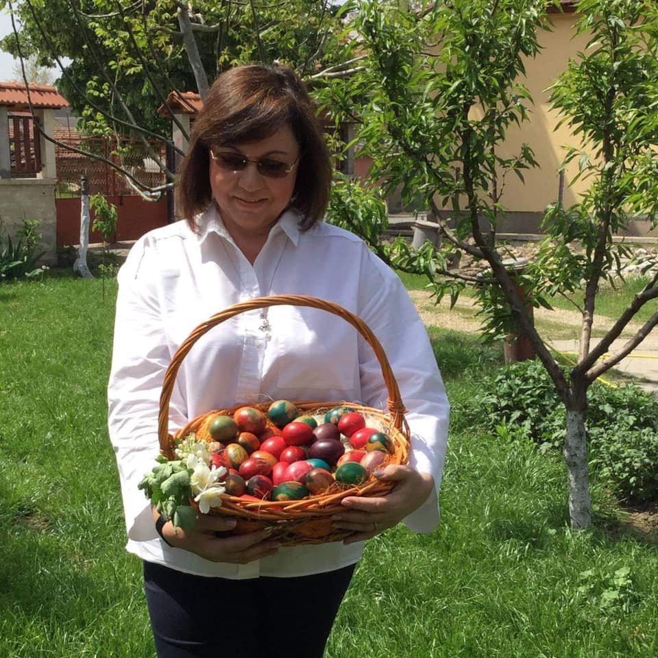 Нинова си показа кошницата с яйца и пожела на всички... (СНИМКИ)