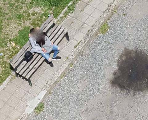Докъде се докарахме: Секс на пейка пред блок в Момчилград посред бял ден