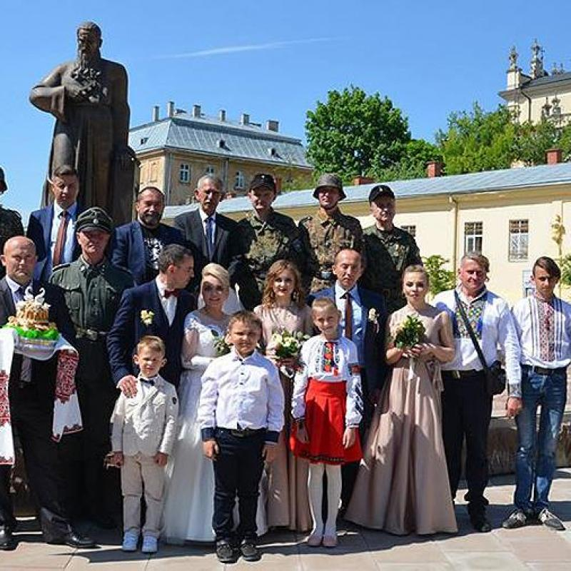 Шок: Вдигнаха сватба с нацистки униформи в Украйна