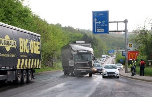 Два тира се удариха до Търново и затапиха зверски движението (СНИМКИ)