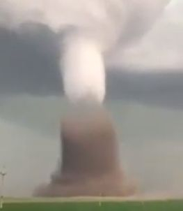 Смразяващо ВИДЕО от торнадото до българската граница! Цял рейс полетя (ВИДЕО)