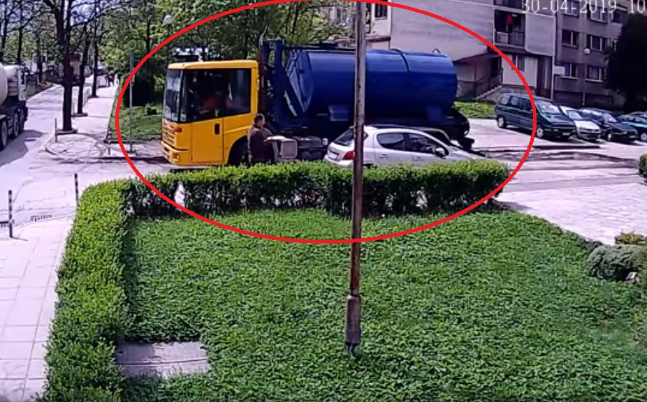 Само в БЛИЦ! Мрежата завря: Виновен ли е боклукчийският камион за тази голяма беля в София! (ВИДЕО/СНИМКИ)