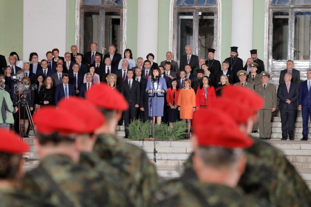 Млади войници козируваха на Цвета Караянчева в Панагюрище (СНИМКИ)