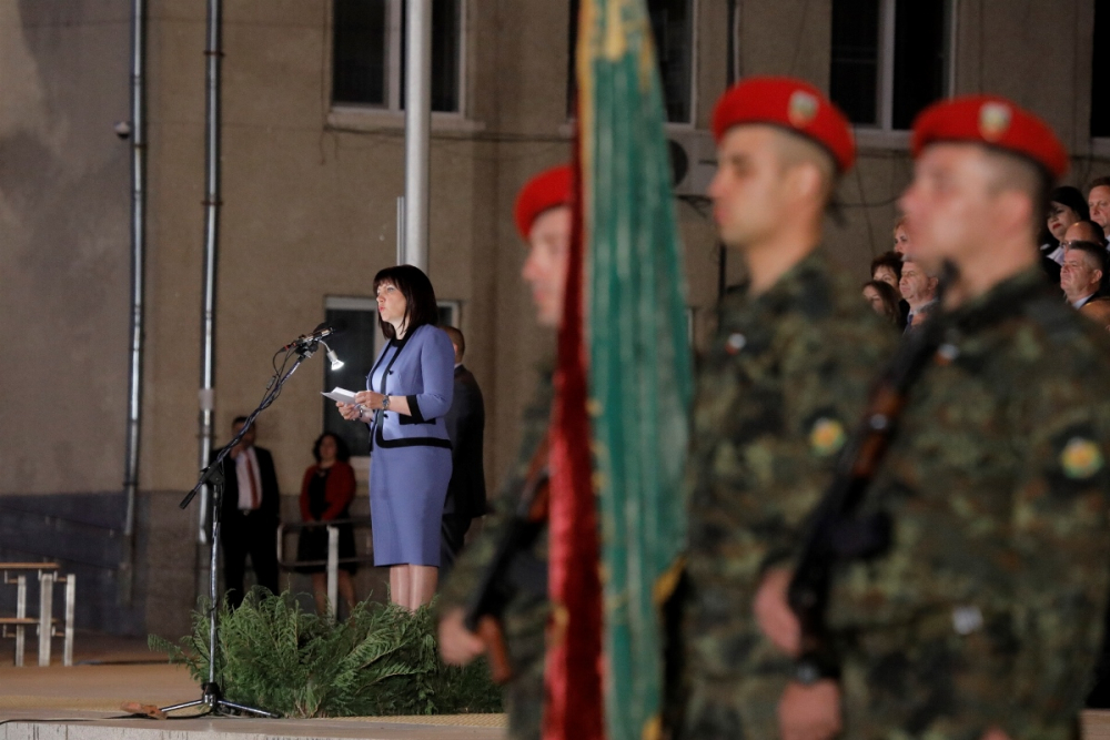 Млади войници козируваха на Цвета Караянчева в Панагюрище (СНИМКИ)