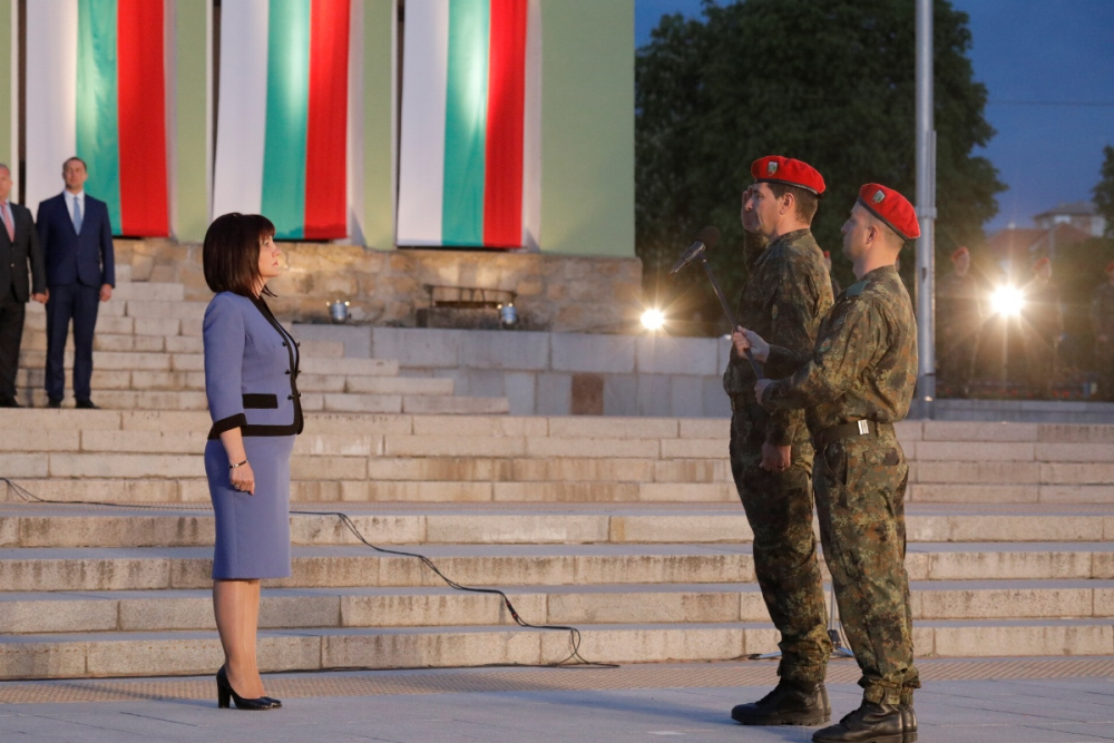 Млади войници козируваха на Цвета Караянчева в Панагюрище (СНИМКИ)