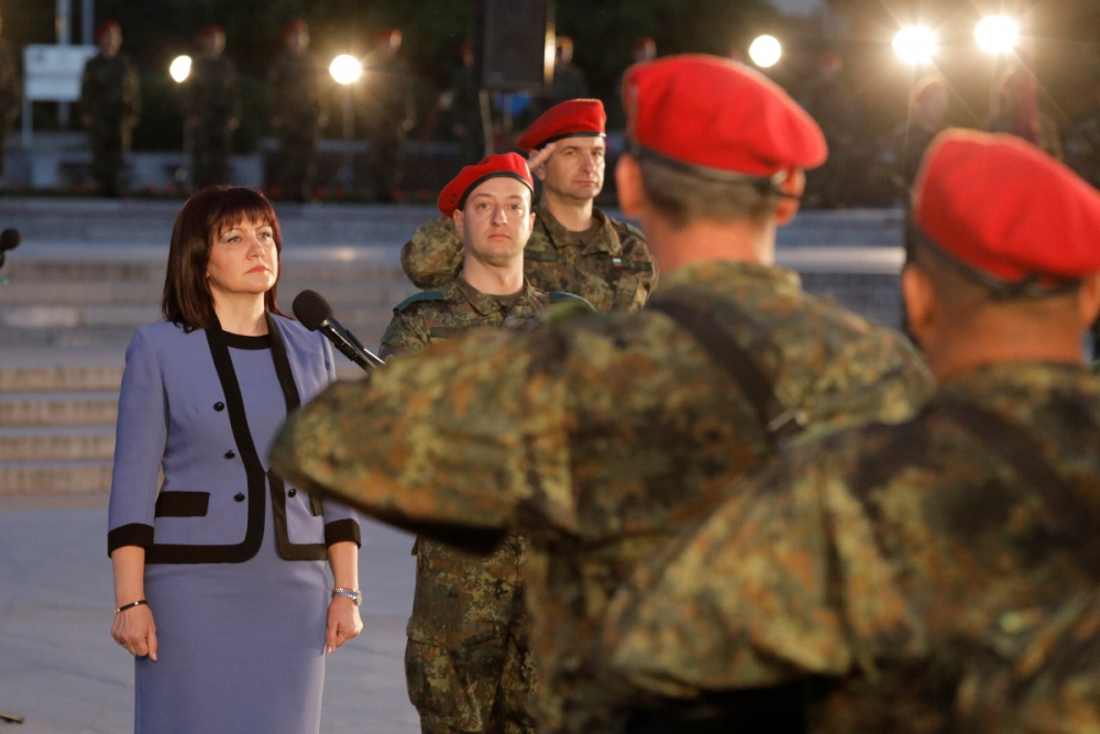 Млади войници козируваха на Цвета Караянчева в Панагюрище (СНИМКИ)