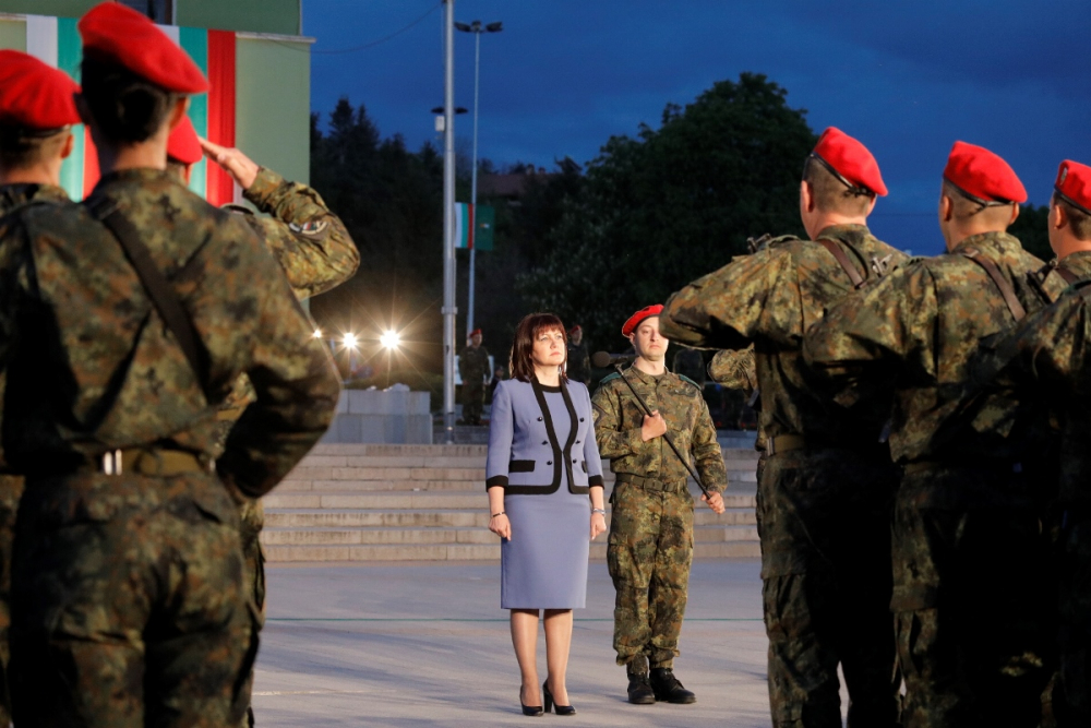 Млади войници козируваха на Цвета Караянчева в Панагюрище (СНИМКИ)