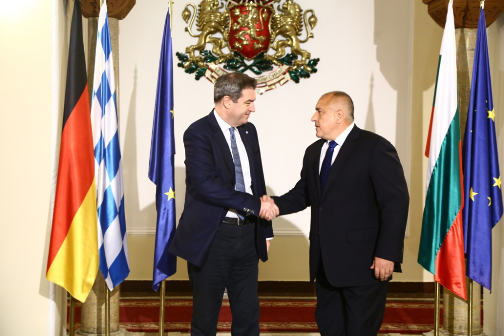 Борисов посрещна баварския премиер, но неканен гост опита да се шмугне на срещата (СНИМКИ)