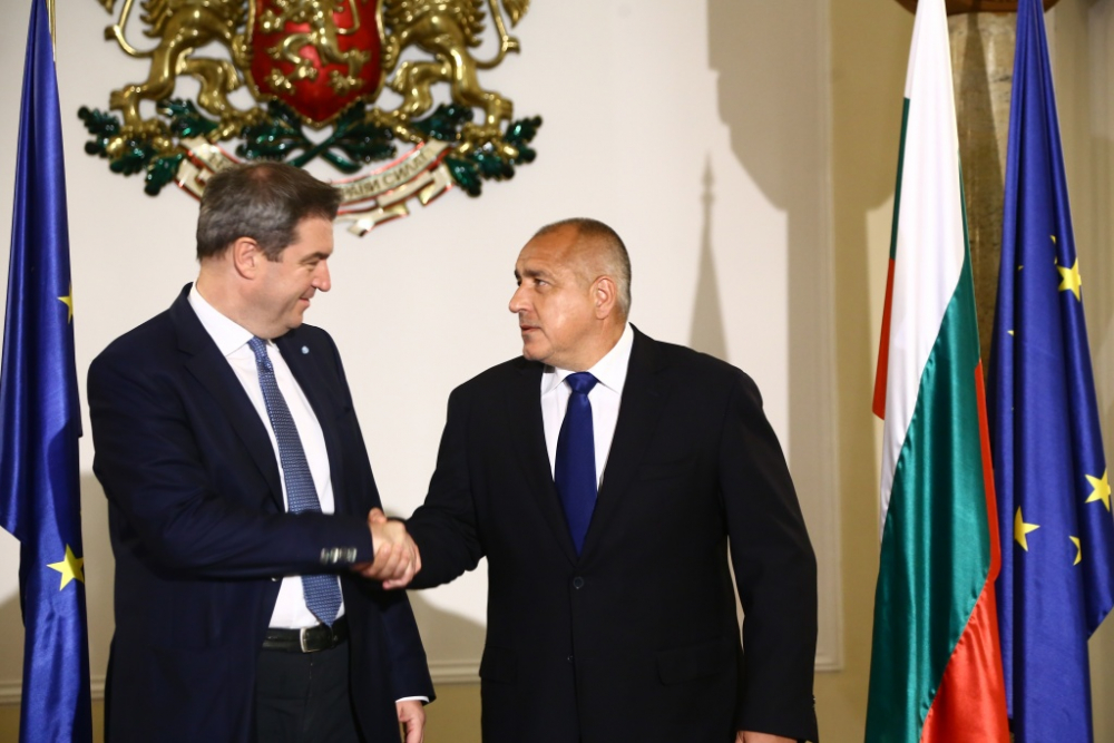 Борисов посрещна баварския премиер, но неканен гост опита да се шмугне на срещата (СНИМКИ)