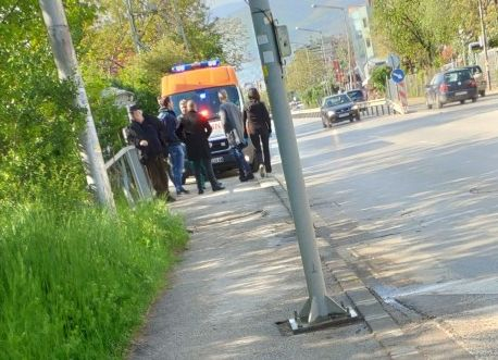 Първи СНИМКИ от страшния инцидент до сирийското посолство в София