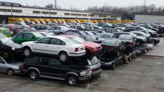 Схема: Автоджамбази изнасят хиляди бракувани коли на Изток