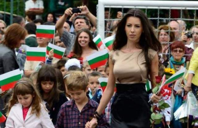 Помните ли сексапилната учителка Силвия Зубева? Лъсна на палава полугола СНИМКА