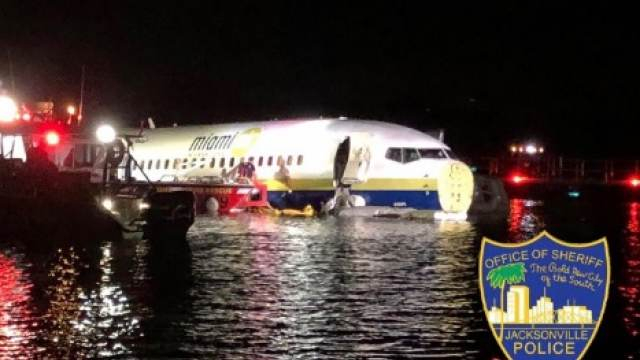 Първа версия за страшния инцидент с падналия в реката Boeing 737   