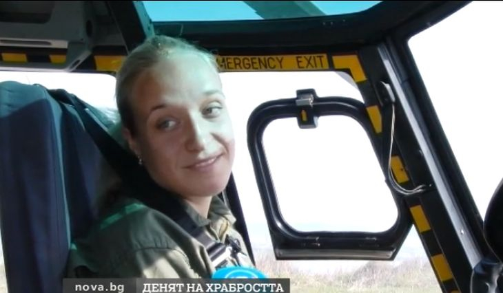 Приказна руса красавица пилотира роден боен хеликоптер "Пантер" (СНИМКИ/ВИДЕО)