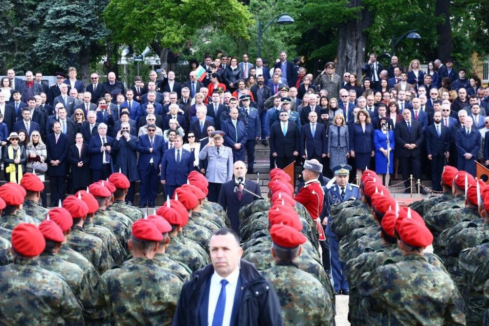 Фоторепортаж в БЛИЦ: Президентът Радев с пламенна реч за армията